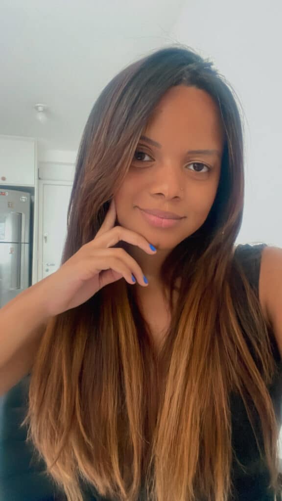 Aline Oliveira - especialista em Publicidade e Propaganda
